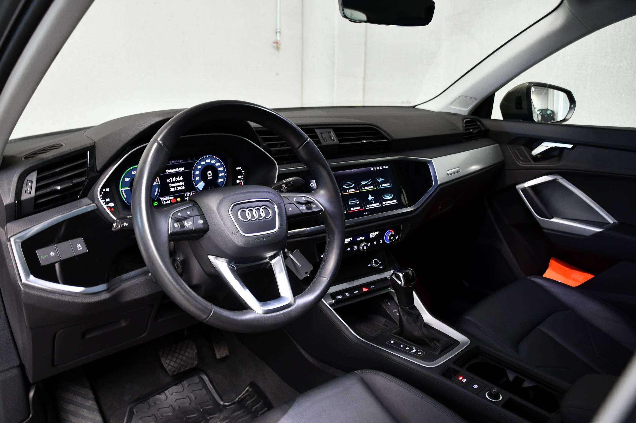 Audi Q3 Q3 Plug in Hybride l Adaptive Cruise Control l Camera l Zetelverwarming l Getinte ramen