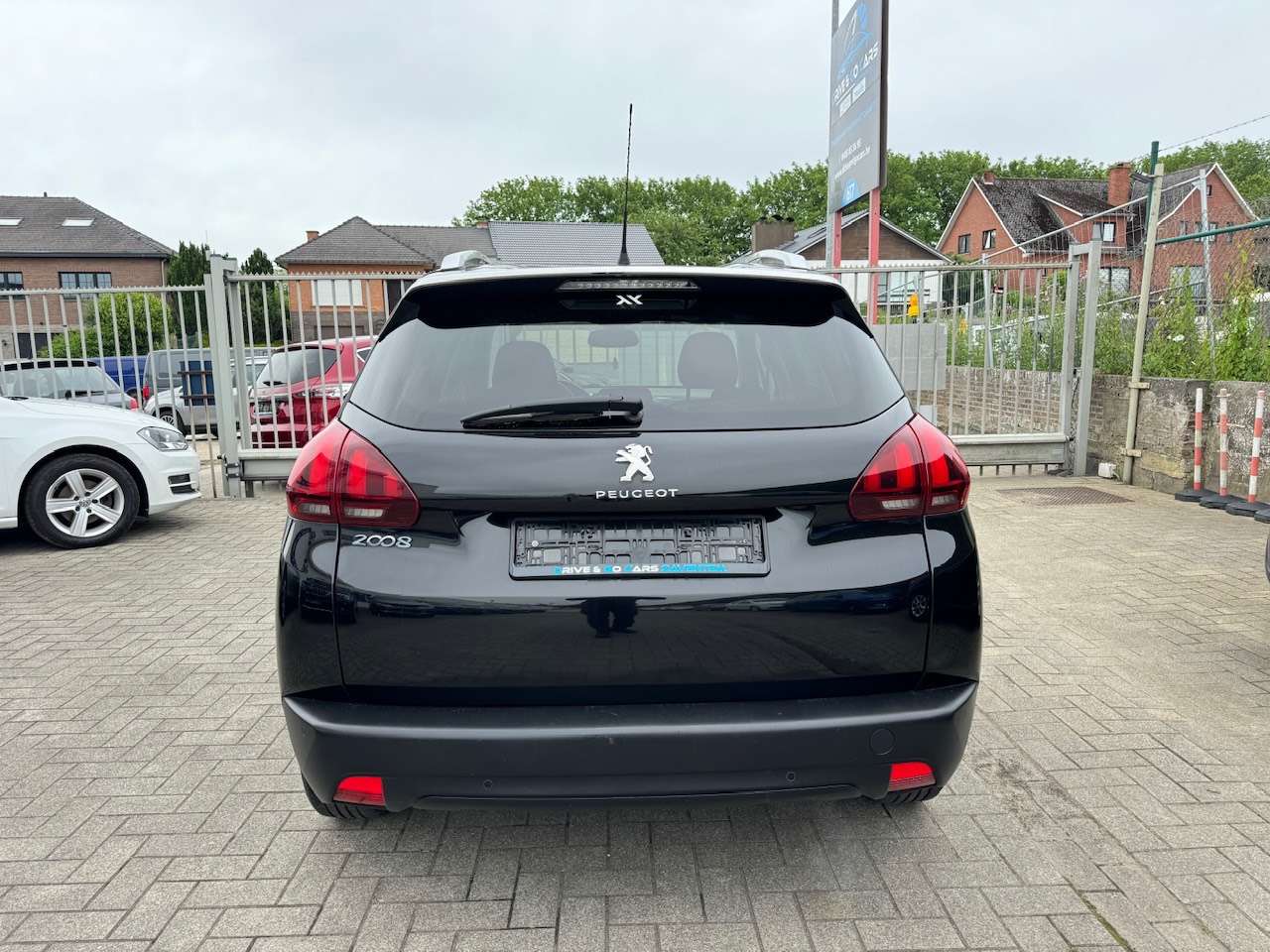 Peugeot 2008 1.2i Benzine - Navigatie - Parkeersensoren - Led
