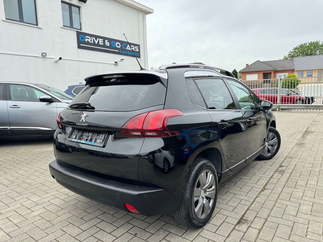 Peugeot 2008 1.2i Benzine - Navigatie - Parkeersensoren - Led