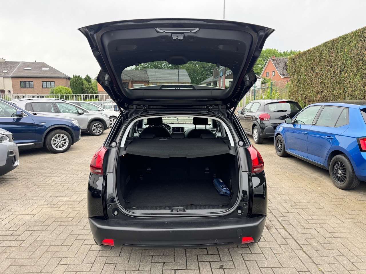 Peugeot 2008 1.2i Benzine - Navigatie - Parkeersensoren - Led