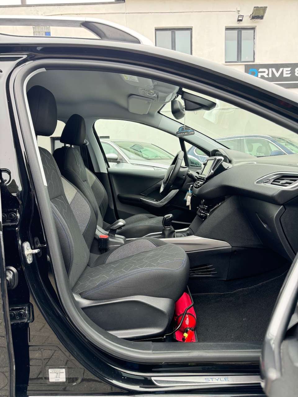 Peugeot 2008 1.2i Benzine - Navigatie - Parkeersensoren - Led