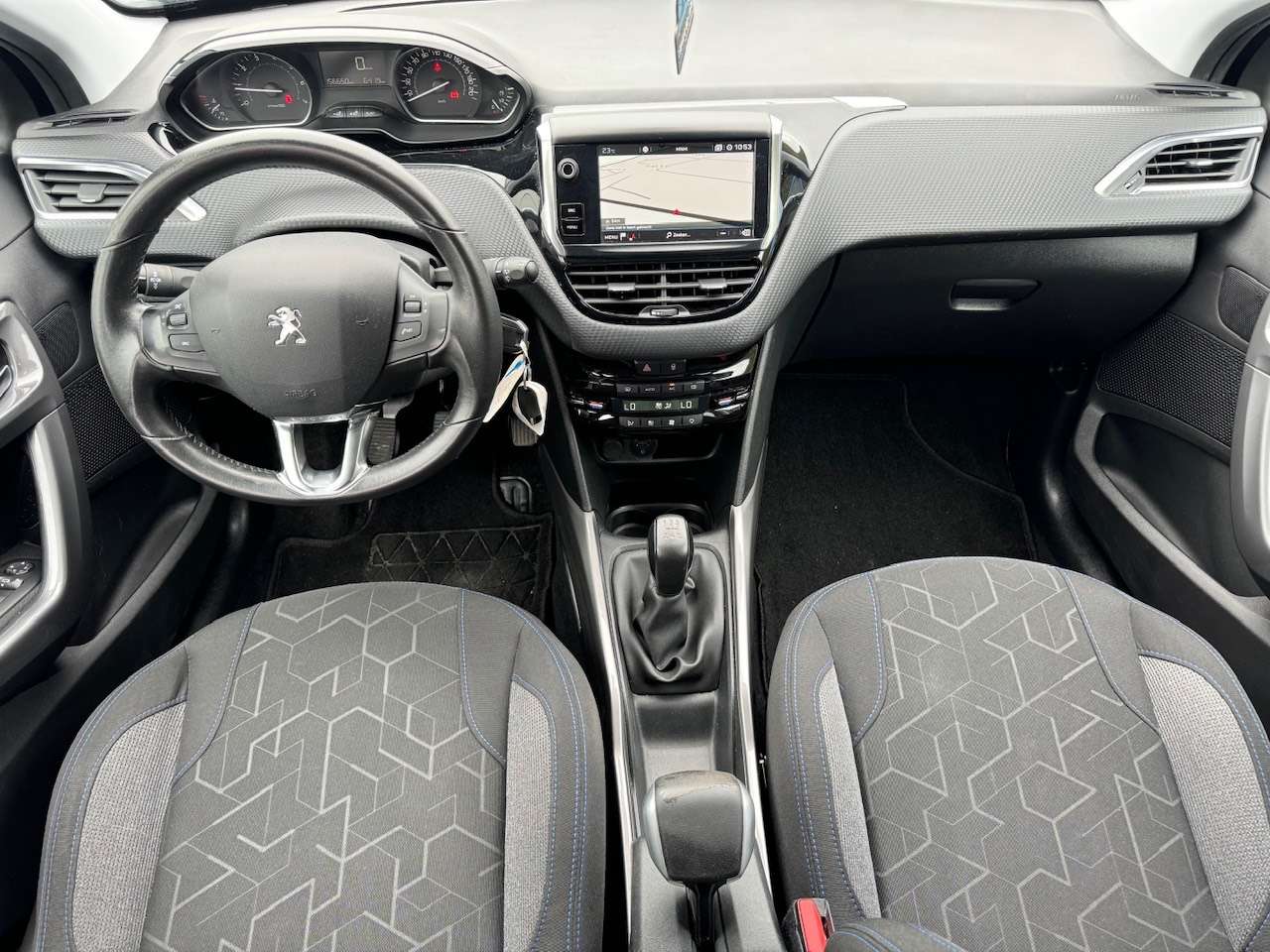 Peugeot 2008 1.2i Benzine - Navigatie - Parkeersensoren - Led