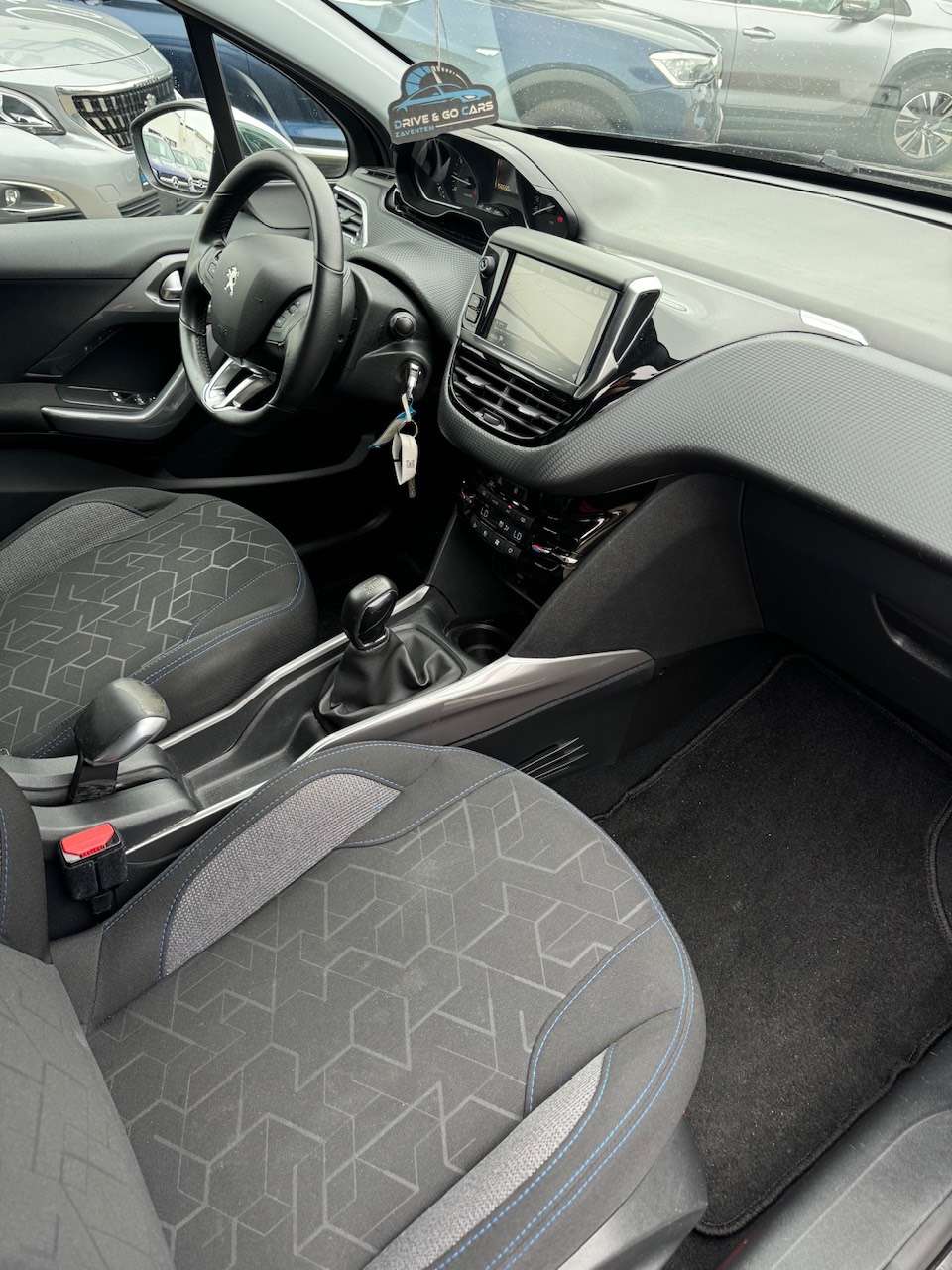 Peugeot 2008 1.2i Benzine - Navigatie - Parkeersensoren - Led