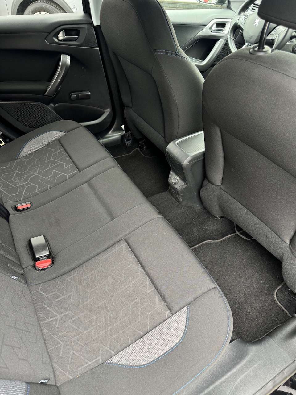 Peugeot 2008 1.2i Benzine - Navigatie - Parkeersensoren - Led