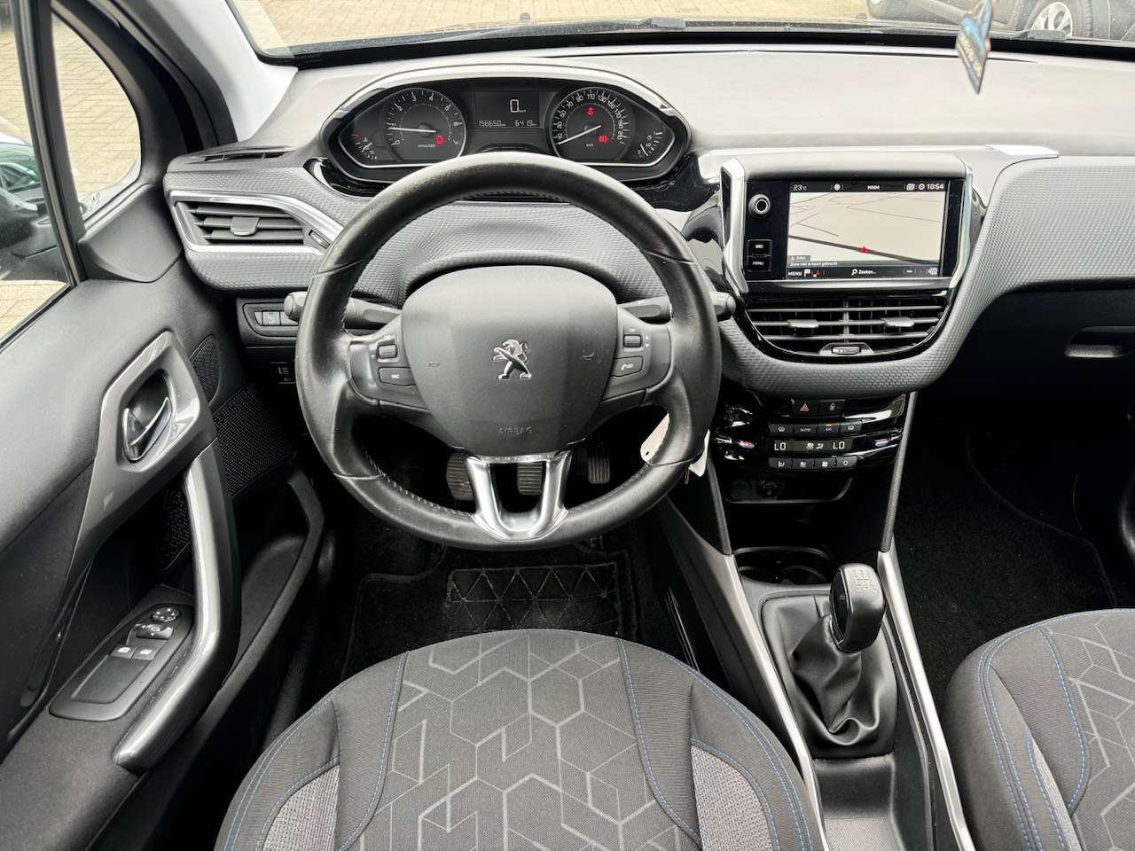 Peugeot 2008 1.2i Benzine - Navigatie - Parkeersensoren - Led