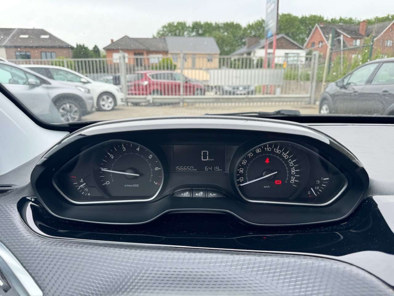 Peugeot 2008 1.2i Benzine - Navigatie - Parkeersensoren - Led