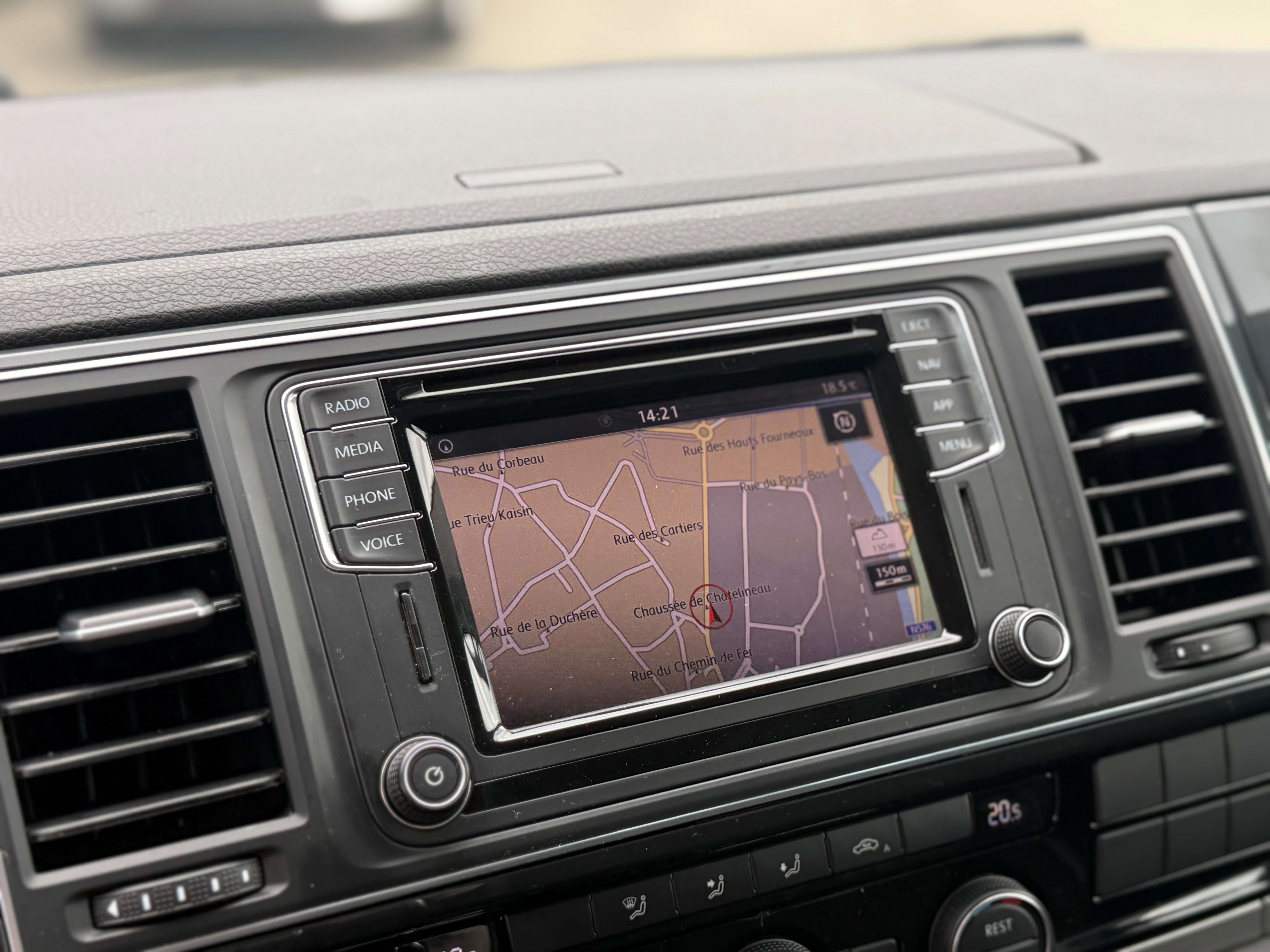 Volkswagen T6 Caravelle 2.0 TDi 150CV DSG TVAC*BTWIN - 8 PLACES- DISTRONIC - CAMERA - NAVIGATION - CARPLAY- FRONT ASSIST - GARANTIE 12MOIS