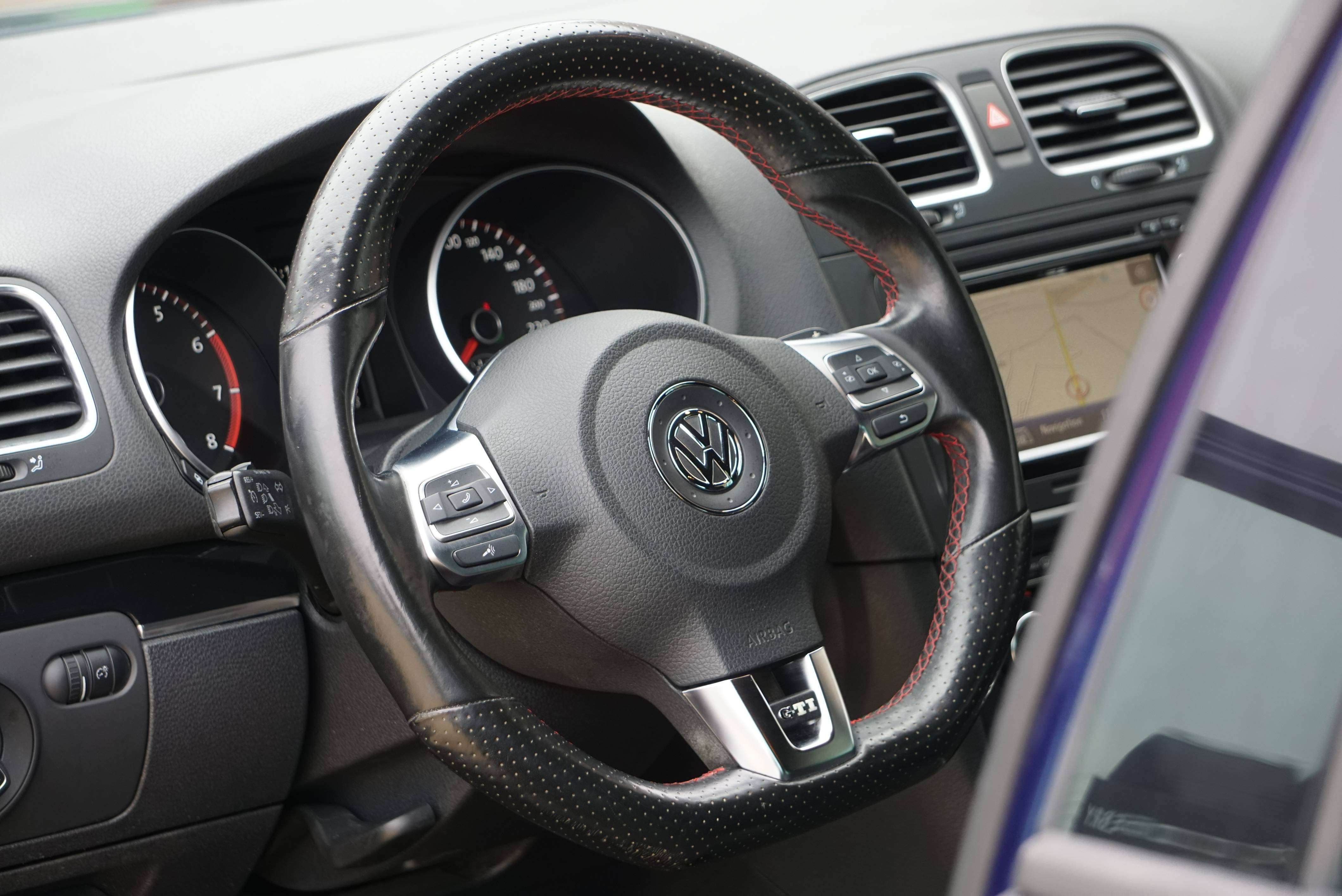 Volkswagen Golf GTI 2.0 TSI DSG6 BI-XENON PDC CLIMTRONIC CARNET COMPLET