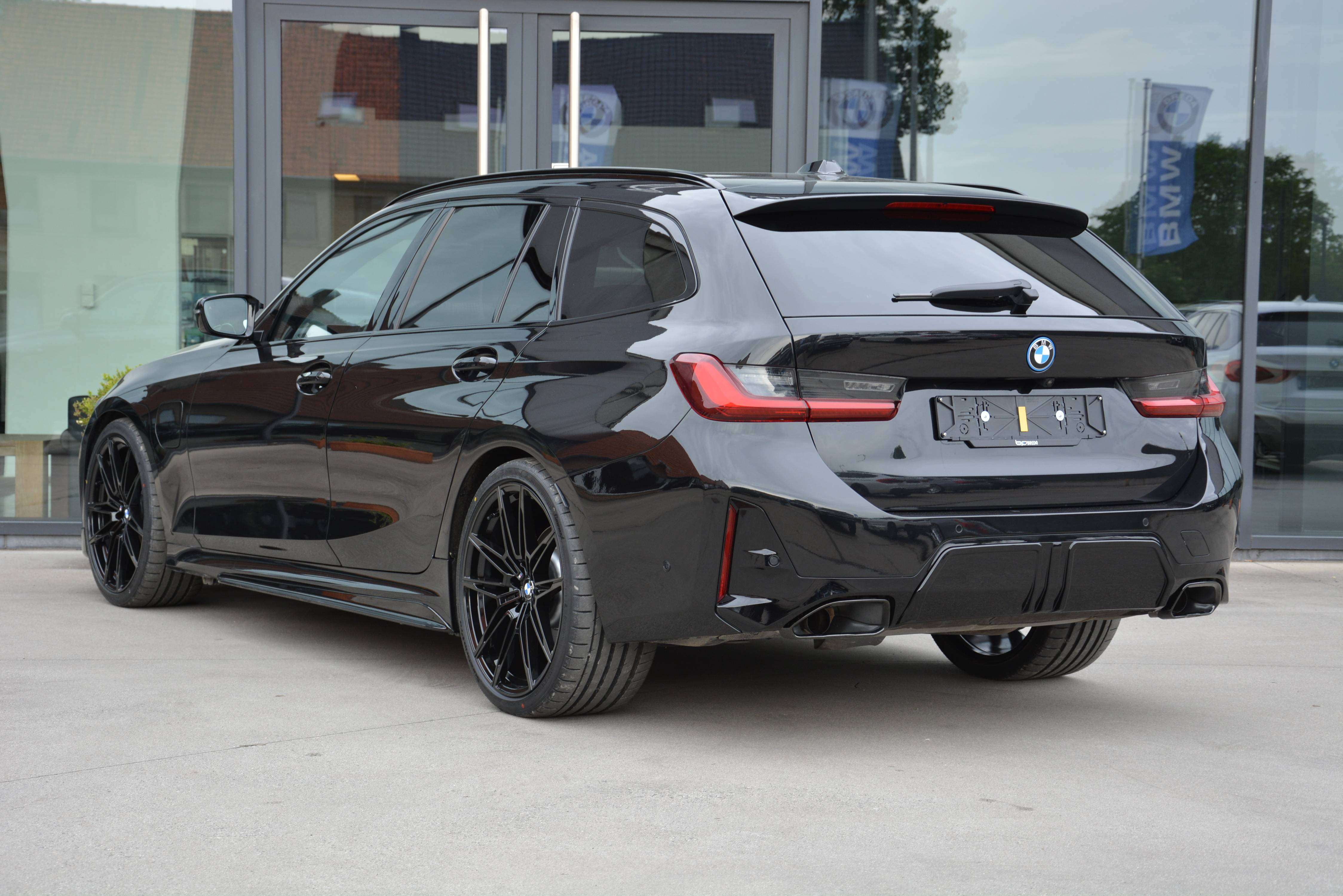 BMW 330 e Touring M-Performance LCI II/ACC/HUD/360cam/Keyless