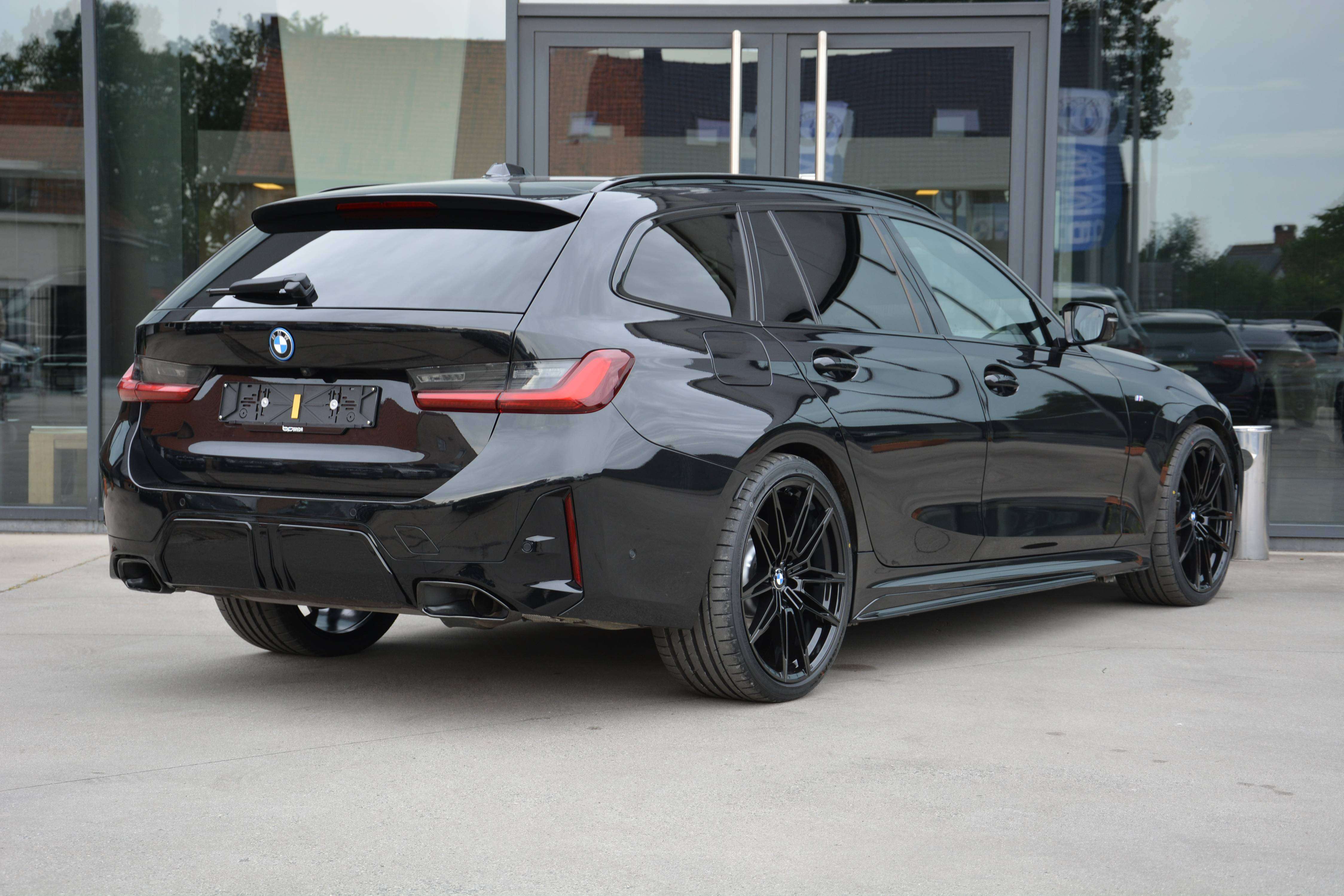 BMW 330 e Touring M-Performance LCI II/ACC/HUD/360cam/Keyless