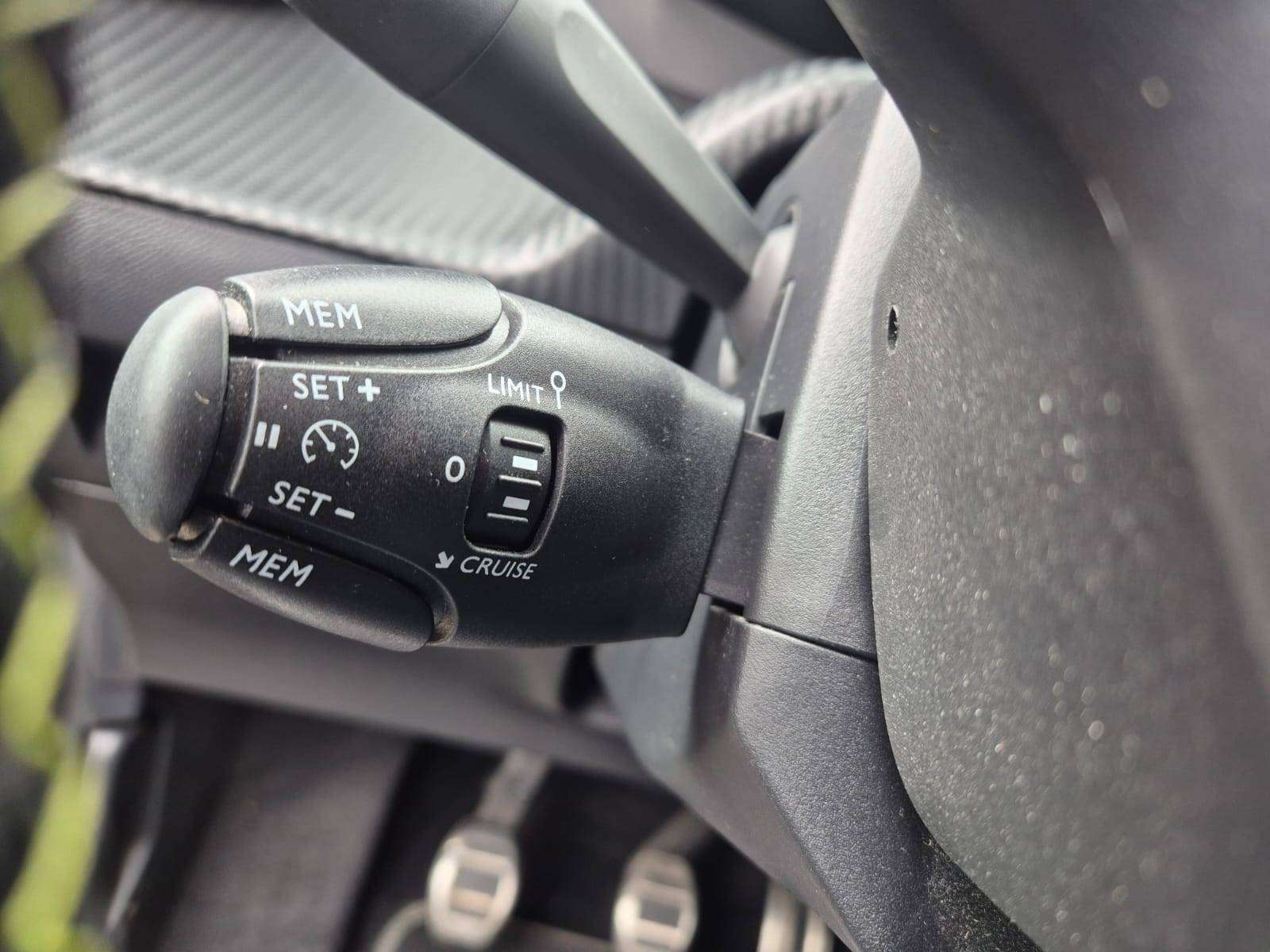 Peugeot 208 1.2i GT Line / Carplay / Camera + Capteurs / Garantie 12 mois