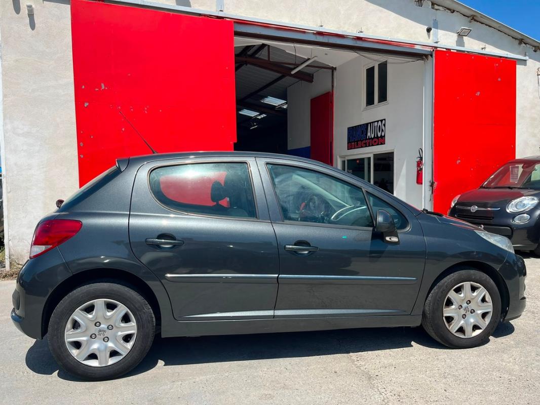 Peugeot 207 1.4 HDI 70 CH 5 PORTES – ENTIÈREMENT RÉVISÉE ET GARANTIE 12 MOIS EN EUROPE