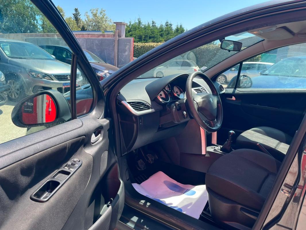 Peugeot 207 1.4 HDI 70 CH 5 PORTES – ENTIÈREMENT RÉVISÉE ET GARANTIE 12 MOIS EN EUROPE