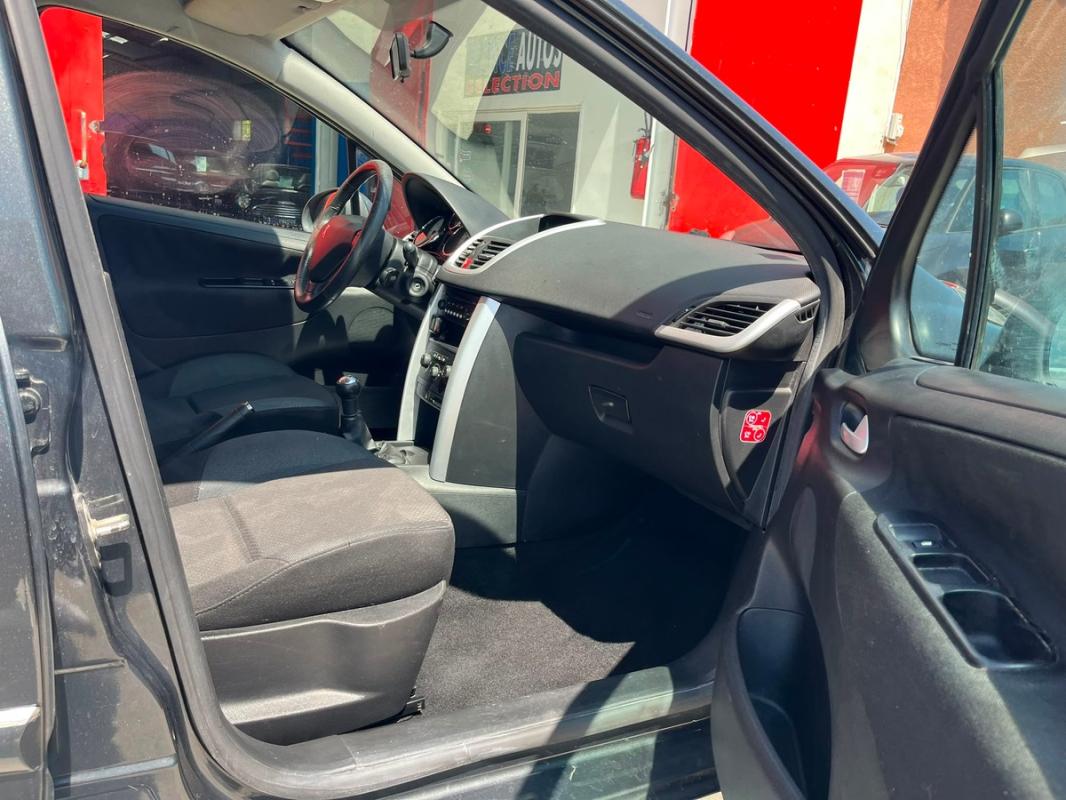 Peugeot 207 1.4 HDI 70 CH 5 PORTES – ENTIÈREMENT RÉVISÉE ET GARANTIE 12 MOIS EN EUROPE