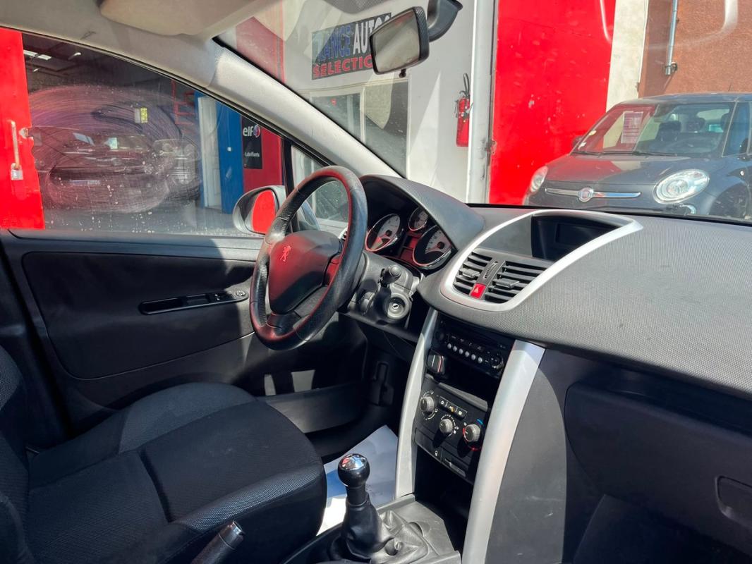 Peugeot 207 1.4 HDI 70 CH 5 PORTES – ENTIÈREMENT RÉVISÉE ET GARANTIE 12 MOIS EN EUROPE