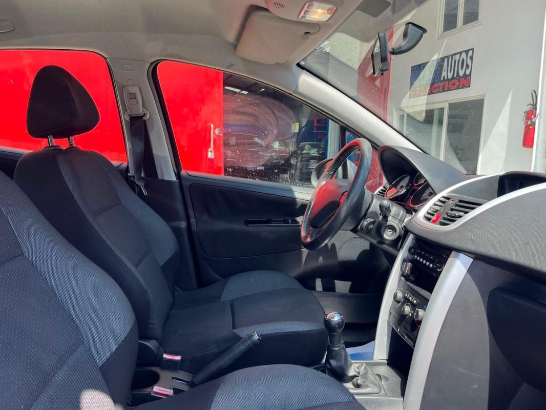 Peugeot 207 1.4 HDI 70 CH 5 PORTES – ENTIÈREMENT RÉVISÉE ET GARANTIE 12 MOIS EN EUROPE