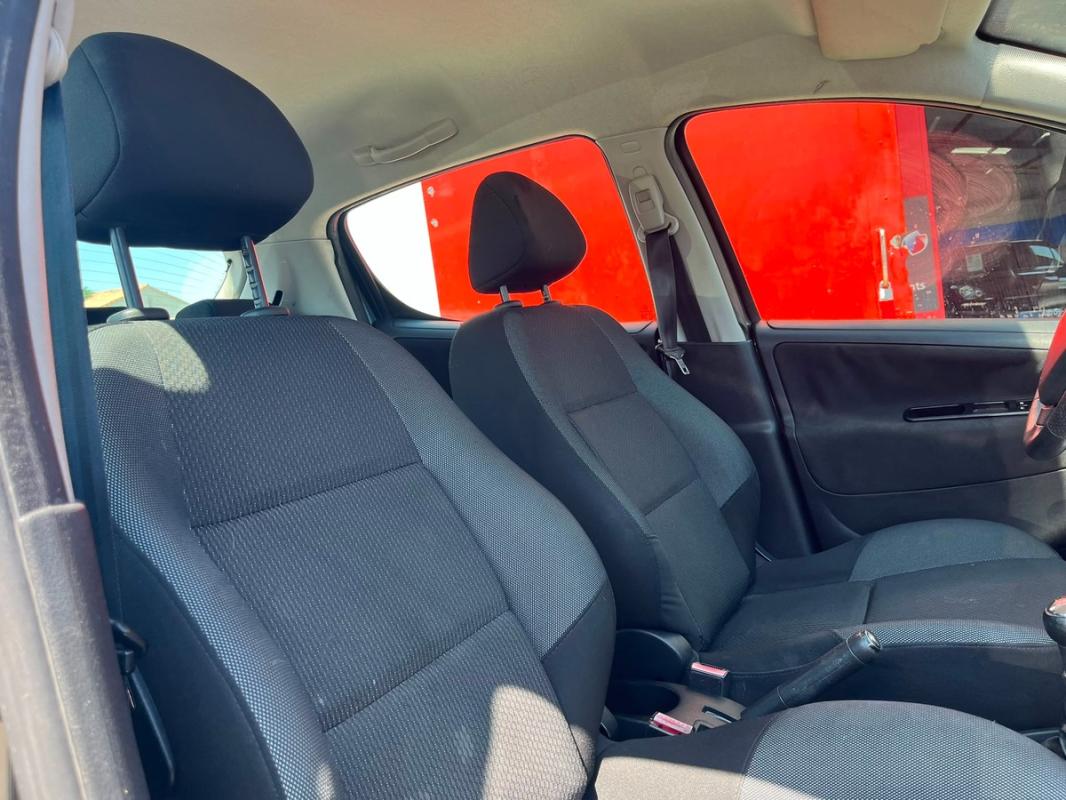 Peugeot 207 1.4 HDI 70 CH 5 PORTES – ENTIÈREMENT RÉVISÉE ET GARANTIE 12 MOIS EN EUROPE