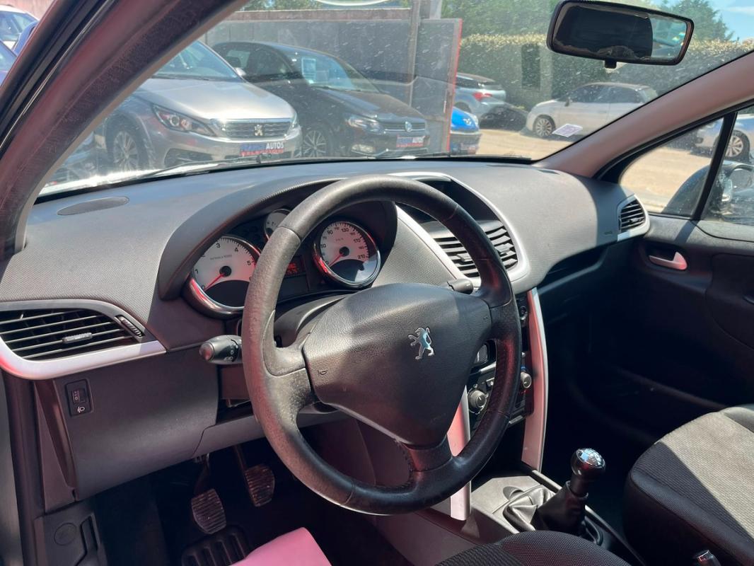 Peugeot 207 1.4 HDI 70 CH 5 PORTES – ENTIÈREMENT RÉVISÉE ET GARANTIE 12 MOIS EN EUROPE