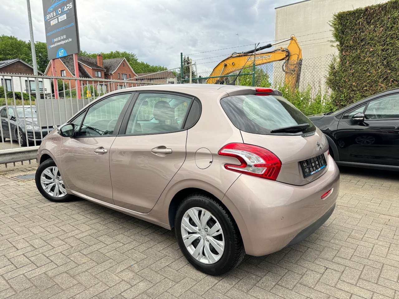 Peugeot 208 1.2i Benzine ** 1 JAAR GARANTIE ** !!
