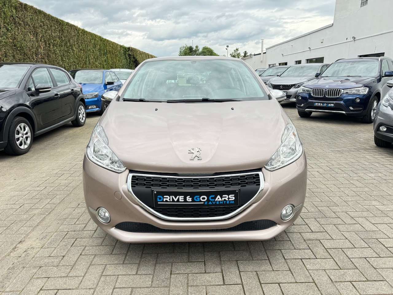 Peugeot 208 1.2i Benzine ** 1 JAAR GARANTIE ** !!