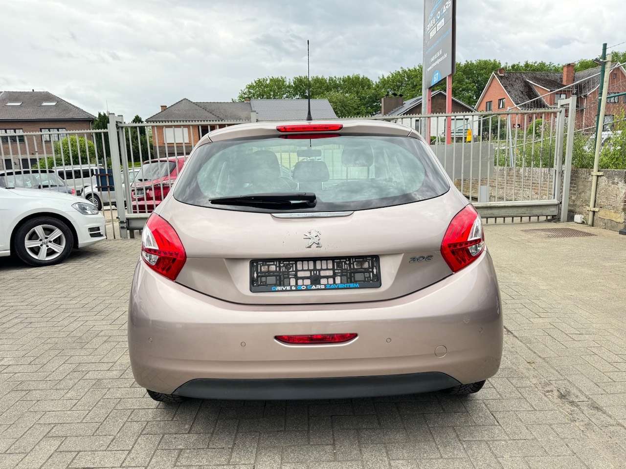 Peugeot 208 1.2i Benzine ** 1 JAAR GARANTIE ** !!