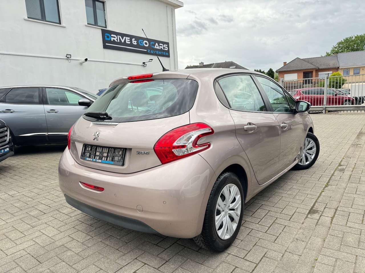 Peugeot 208 1.2i Benzine ** 1 JAAR GARANTIE ** !!
