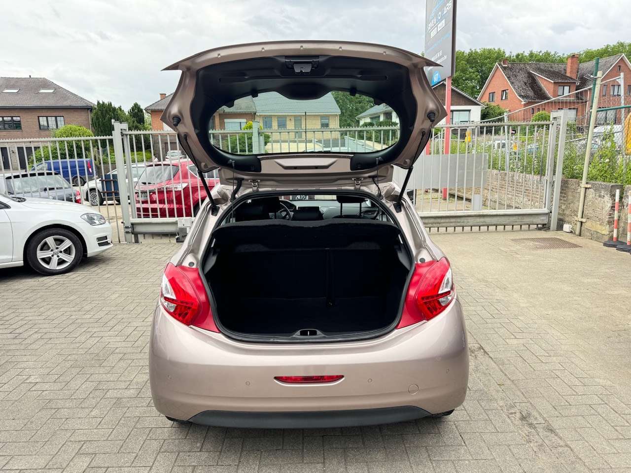 Peugeot 208 1.2i Benzine ** 1 JAAR GARANTIE ** !!