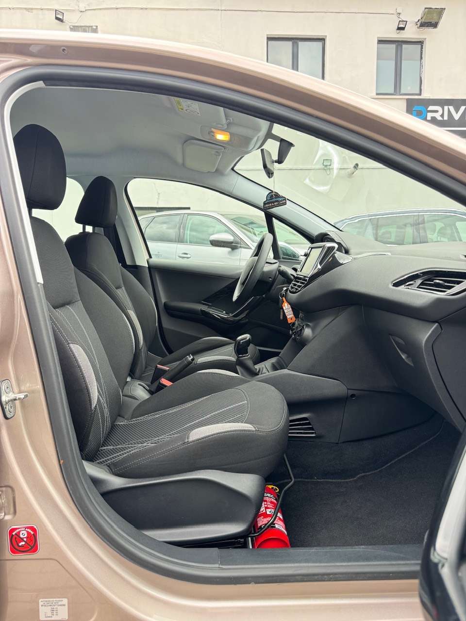 Peugeot 208 1.2i Benzine ** 1 JAAR GARANTIE ** !!