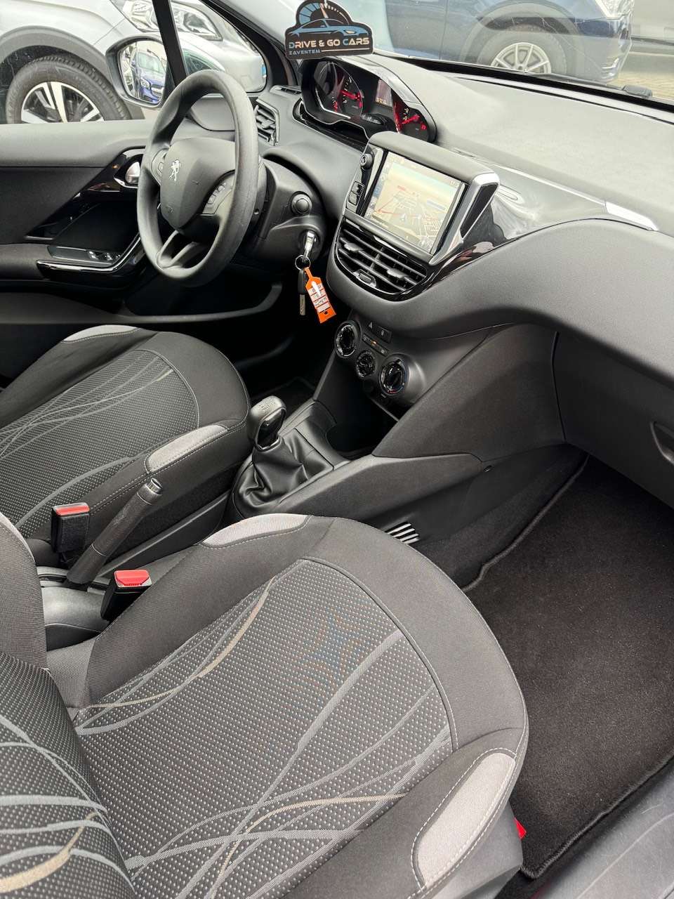 Peugeot 208 1.2i Benzine ** 1 JAAR GARANTIE ** !!