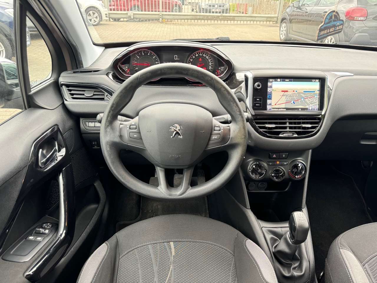 Peugeot 208 1.2i Benzine ** 1 JAAR GARANTIE ** !!