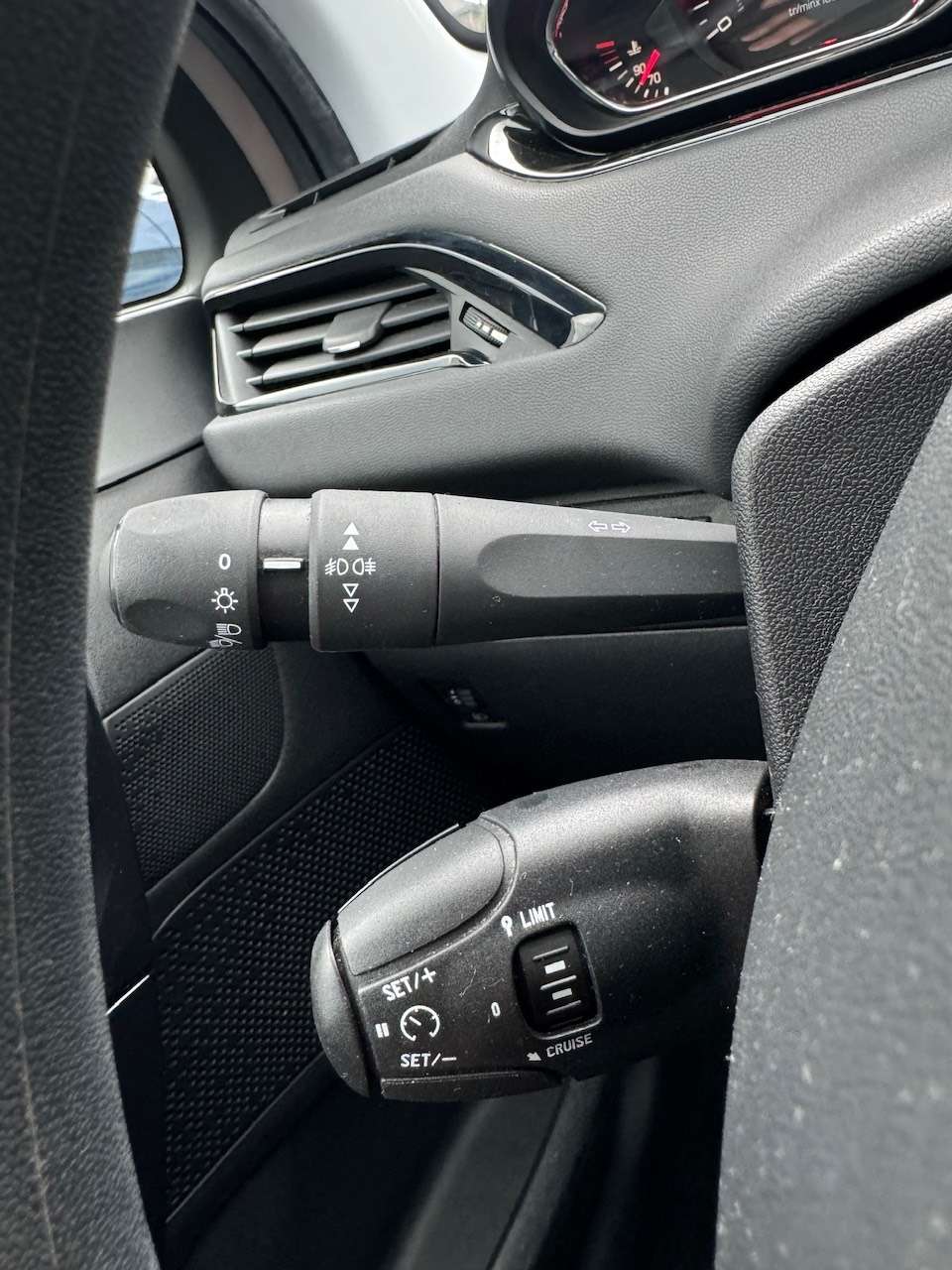 Peugeot 208 1.2i Benzine ** 1 JAAR GARANTIE ** !!