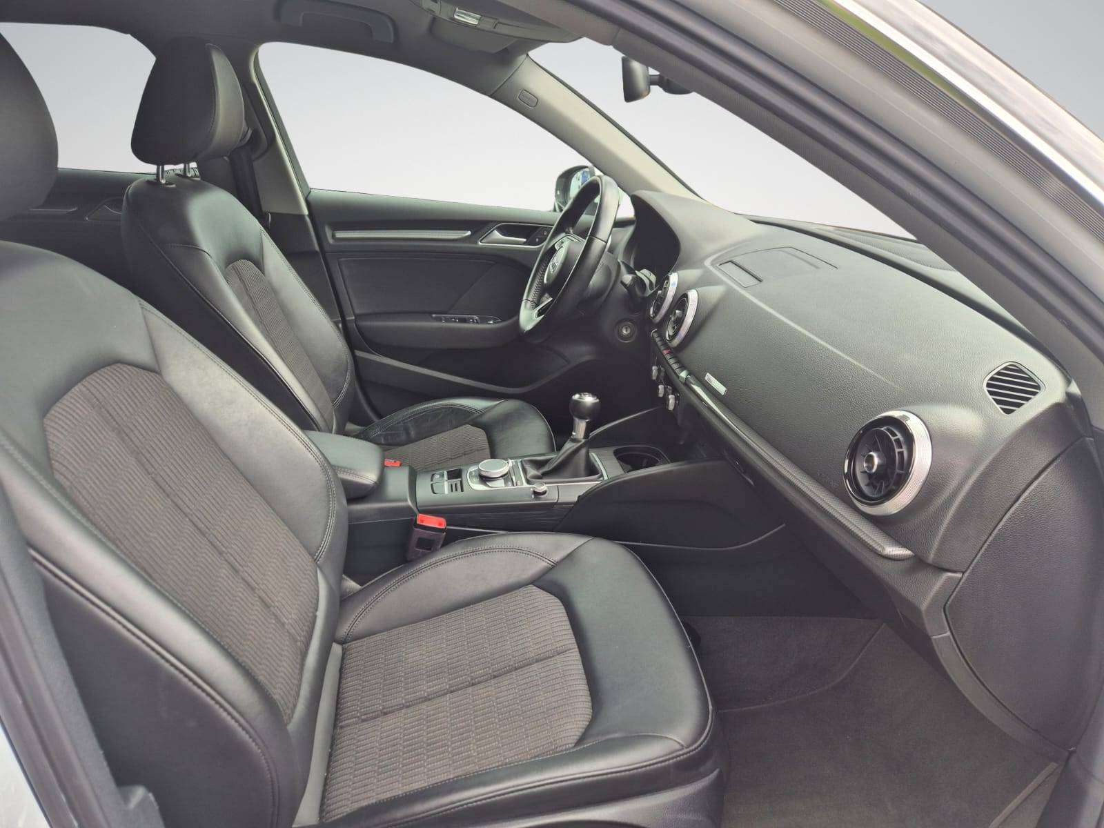 Audi A3 Sportback 1.6 TDi / S-Line Extérieur / Bluethoot / Navigation / Garantie 12 Mois