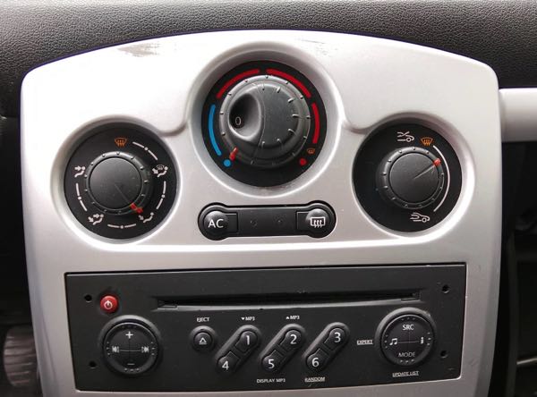 Renault Clio III 1.2 16V 75 RIP CURL 2 5P