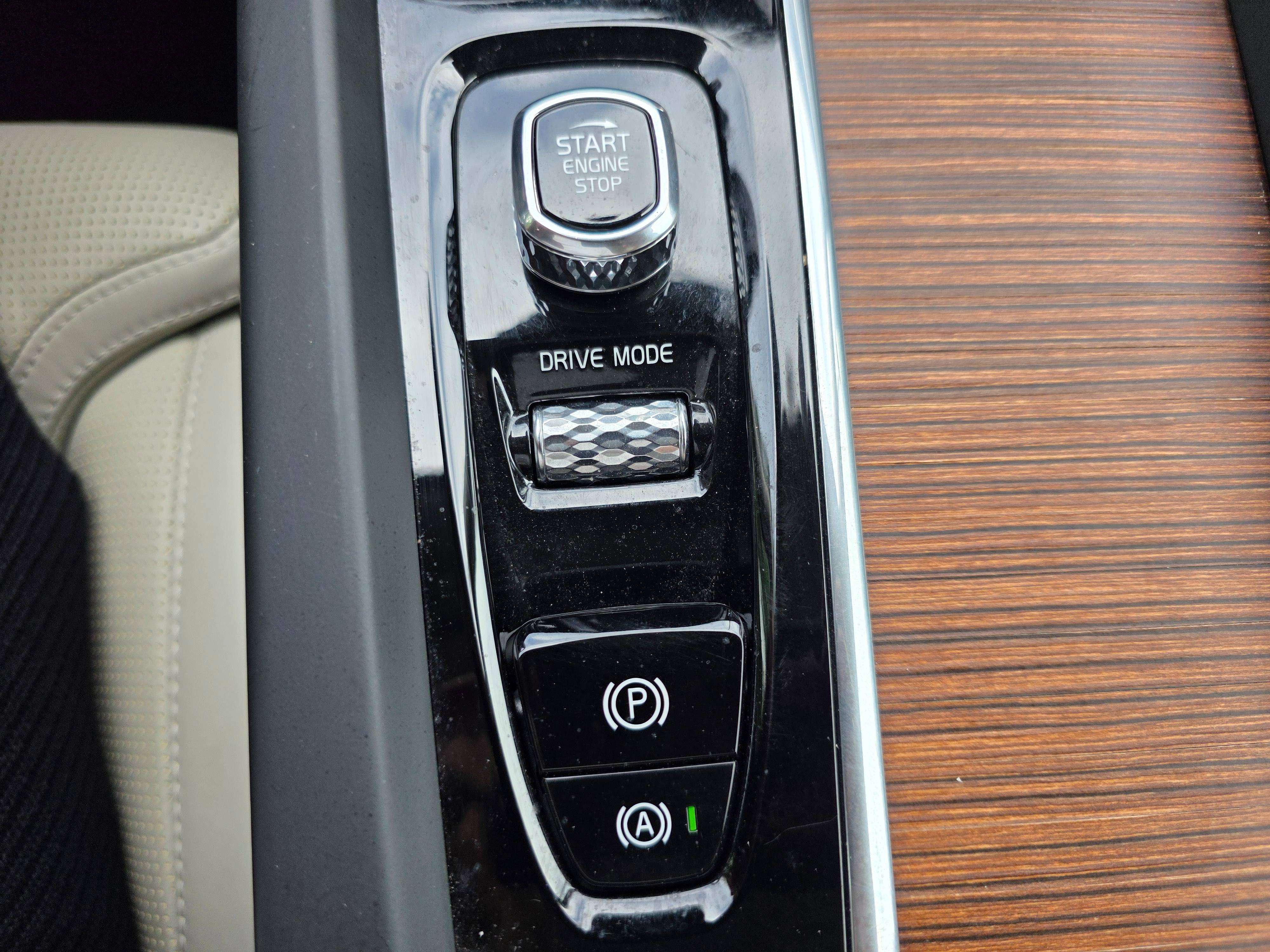 Volvo XC60 2.0 D4 Inscription Geartronic AdBlue 1°EIG. FULL OPTIES . IN PERFECTE STAAT !!