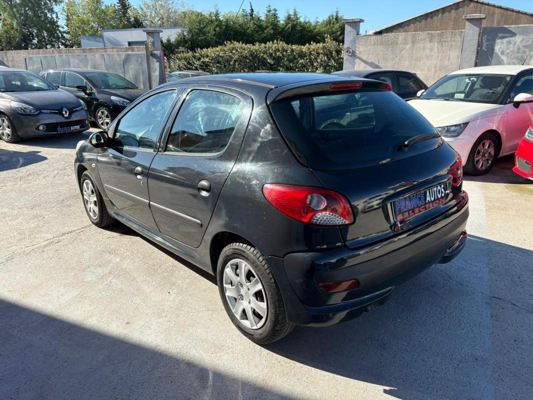 Peugeot 206+ 1.4i 73 CH ESSENCE DE 2011 - ENTIÈREMENT RÉVISÉE ET GARANTIE SUR 12 MOIS en Europe