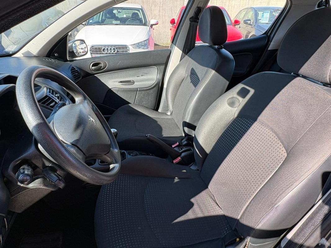 Peugeot 206+ 1.4i 73 CH ESSENCE DE 2011 - ENTIÈREMENT RÉVISÉE ET GARANTIE SUR 12 MOIS en Europe