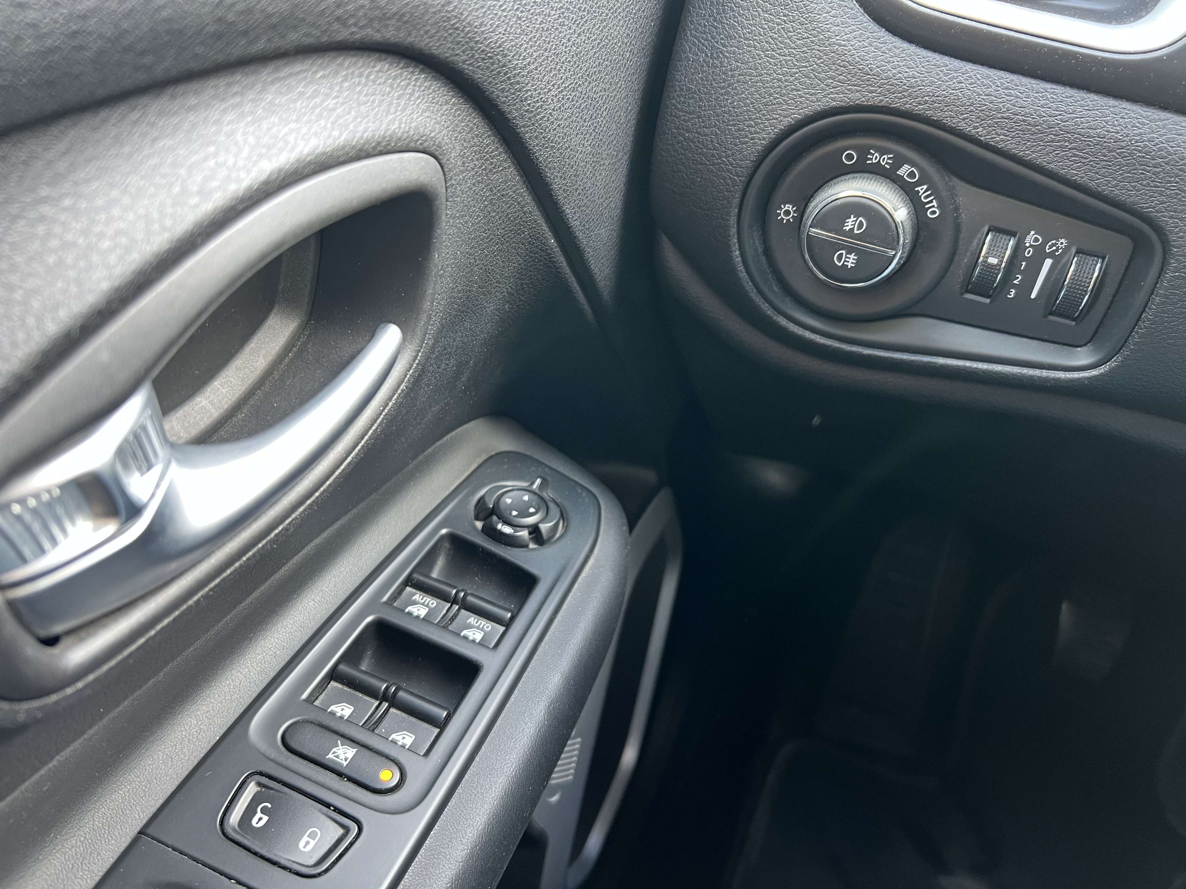 Jeep Renegade 2.0 MJD 4x4 Night Eagle + NAVI + CUIR