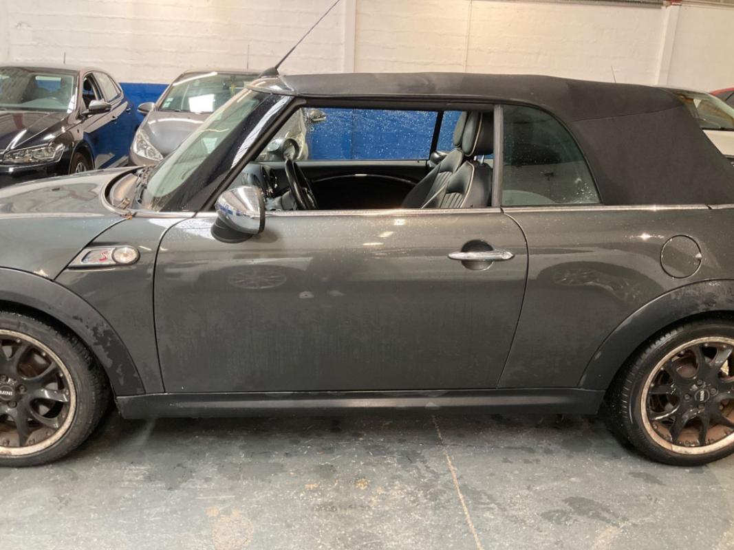 Mini COOPER S Cabriolet 184 Pack Red Hot Chili