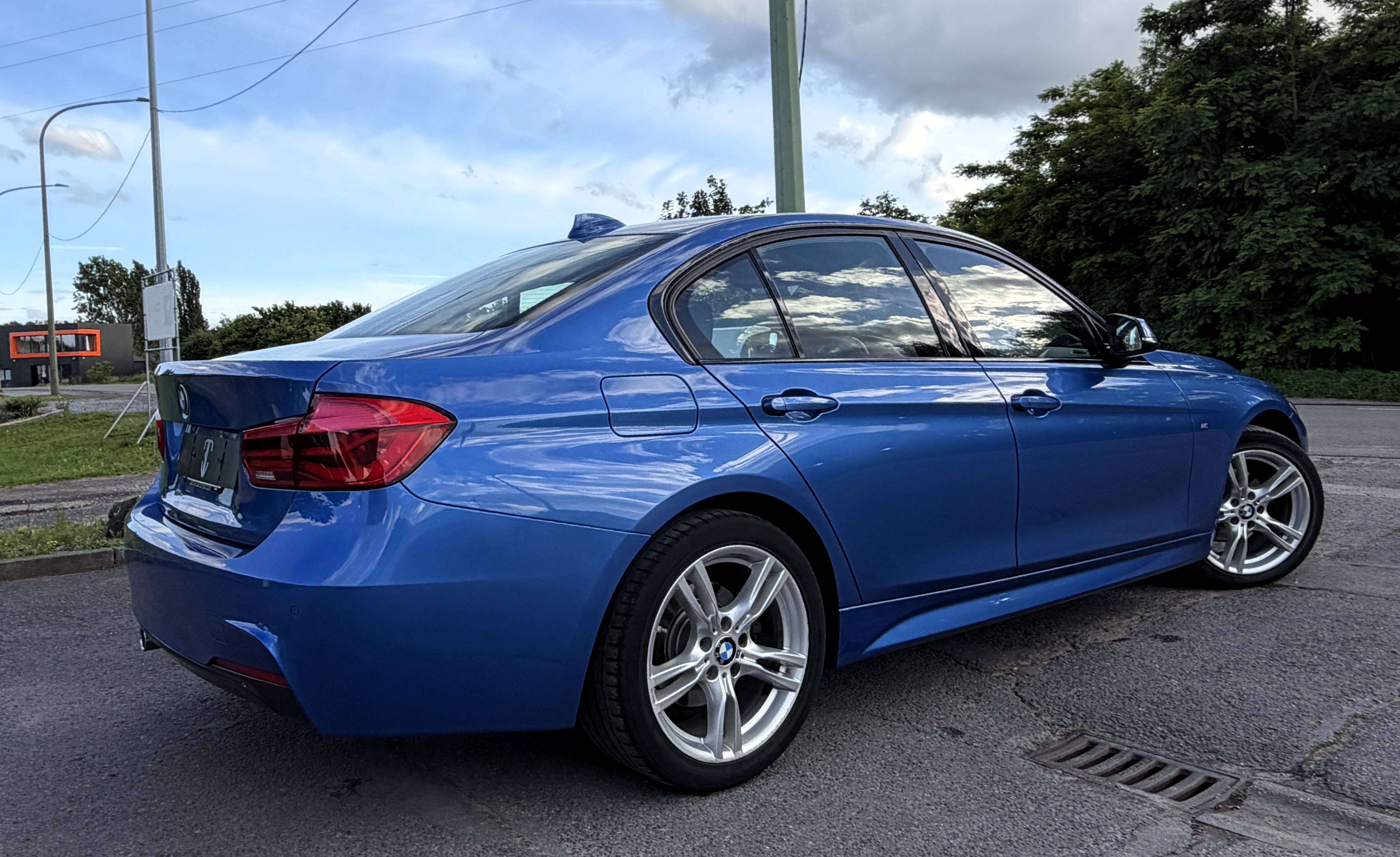 BMW 320 iAS Pack M Sport 1er PROPRIO/NAVI/FULL LED/CUIR/HISTORIQUE BMW/GARANTIE