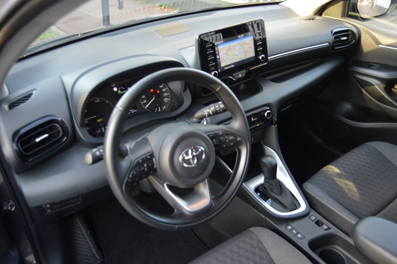 Toyota YARIS 116H DYNAMIC BUSINESS 5P + PROGRAMME BEYOND ZERO ACADEMY MY21