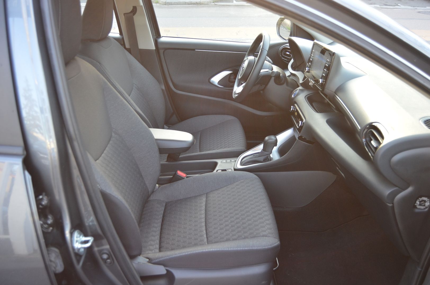 Toyota YARIS 116H DYNAMIC BUSINESS 5P + PROGRAMME BEYOND ZERO ACADEMY MY21