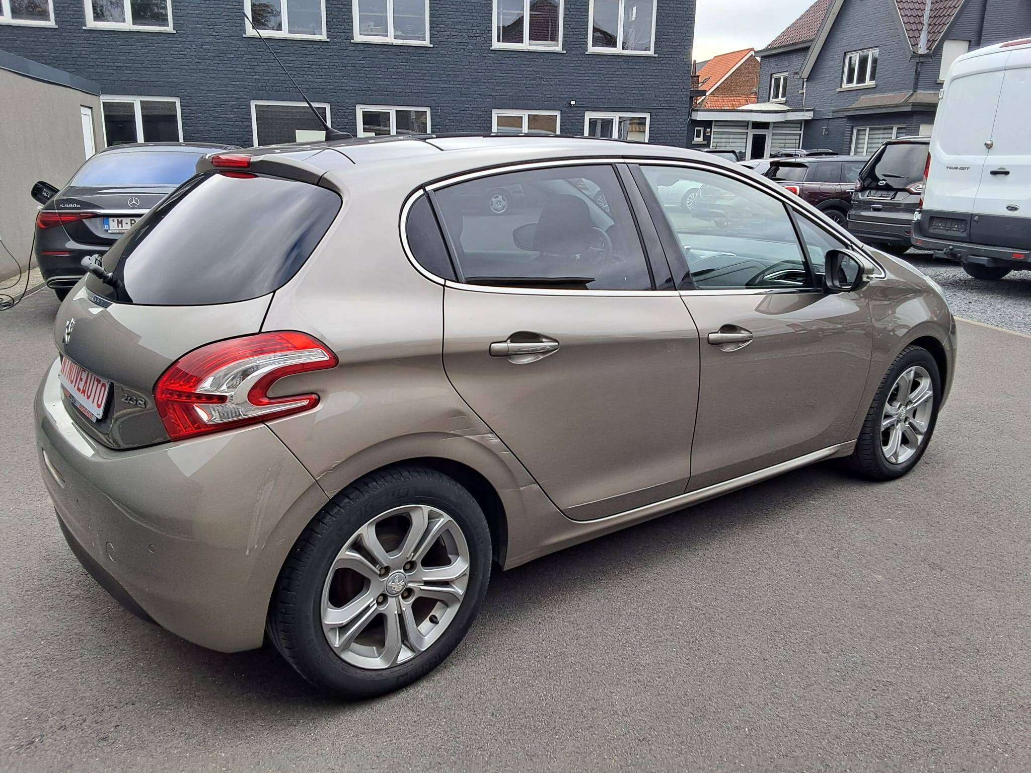 Peugeot 208 208 1.2i Allure PANORAMISCH DAK PARKH VOOR&ACHTER