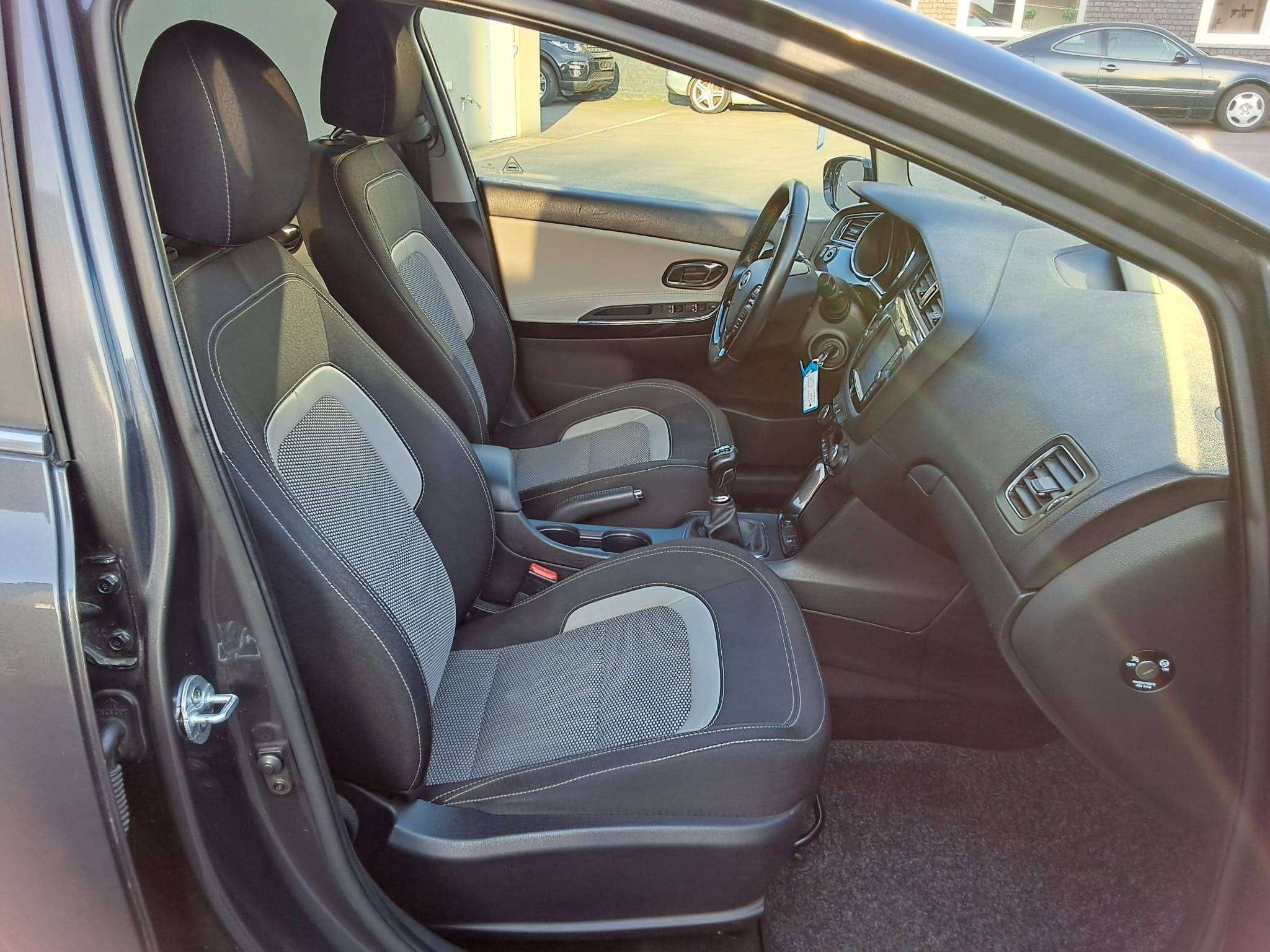 Kia Ceed / cee'd 1.4i Access CARPLAY CAM PARKHULP ACHT CRUISE NAV