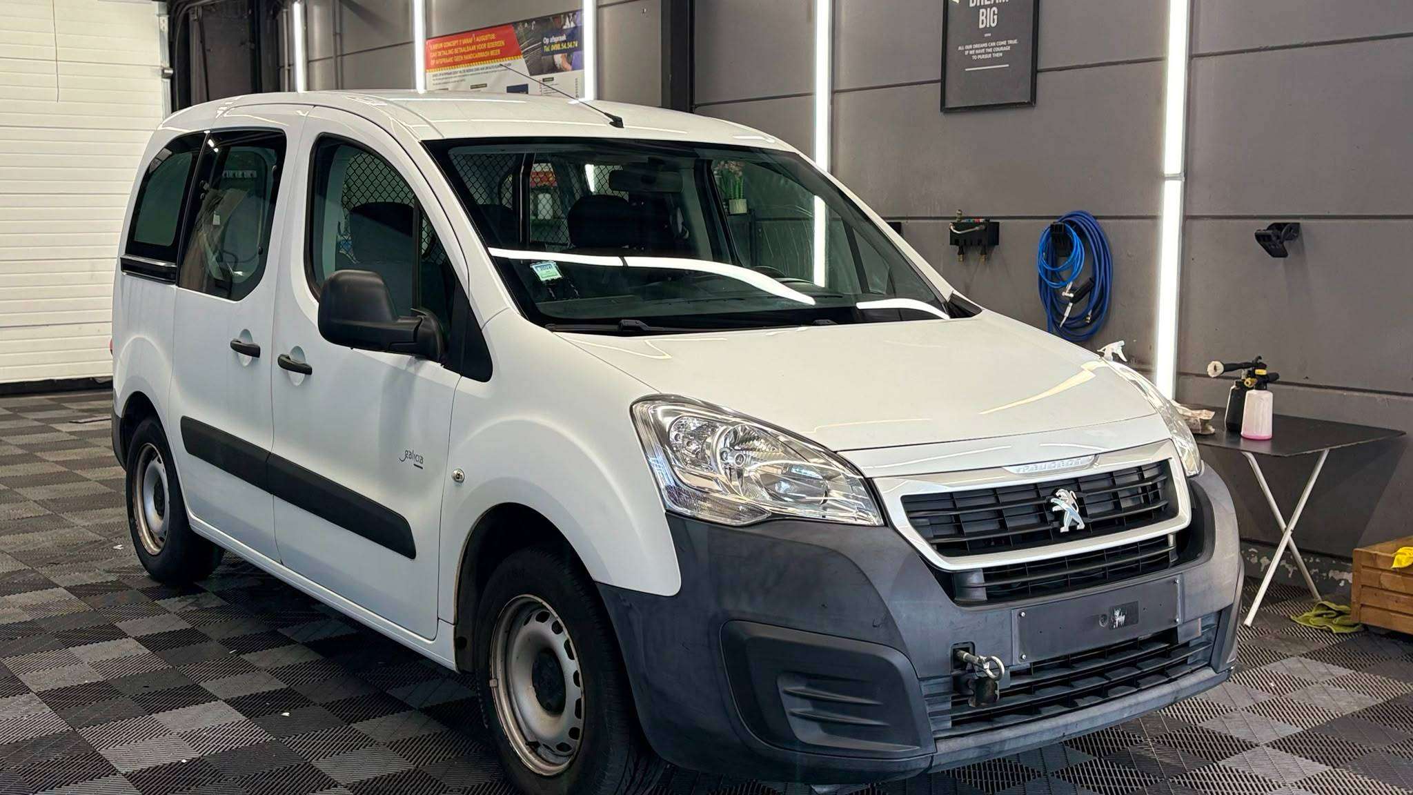 Peugeot Partner BENZINE bj2017 MANUEEL EUR6b