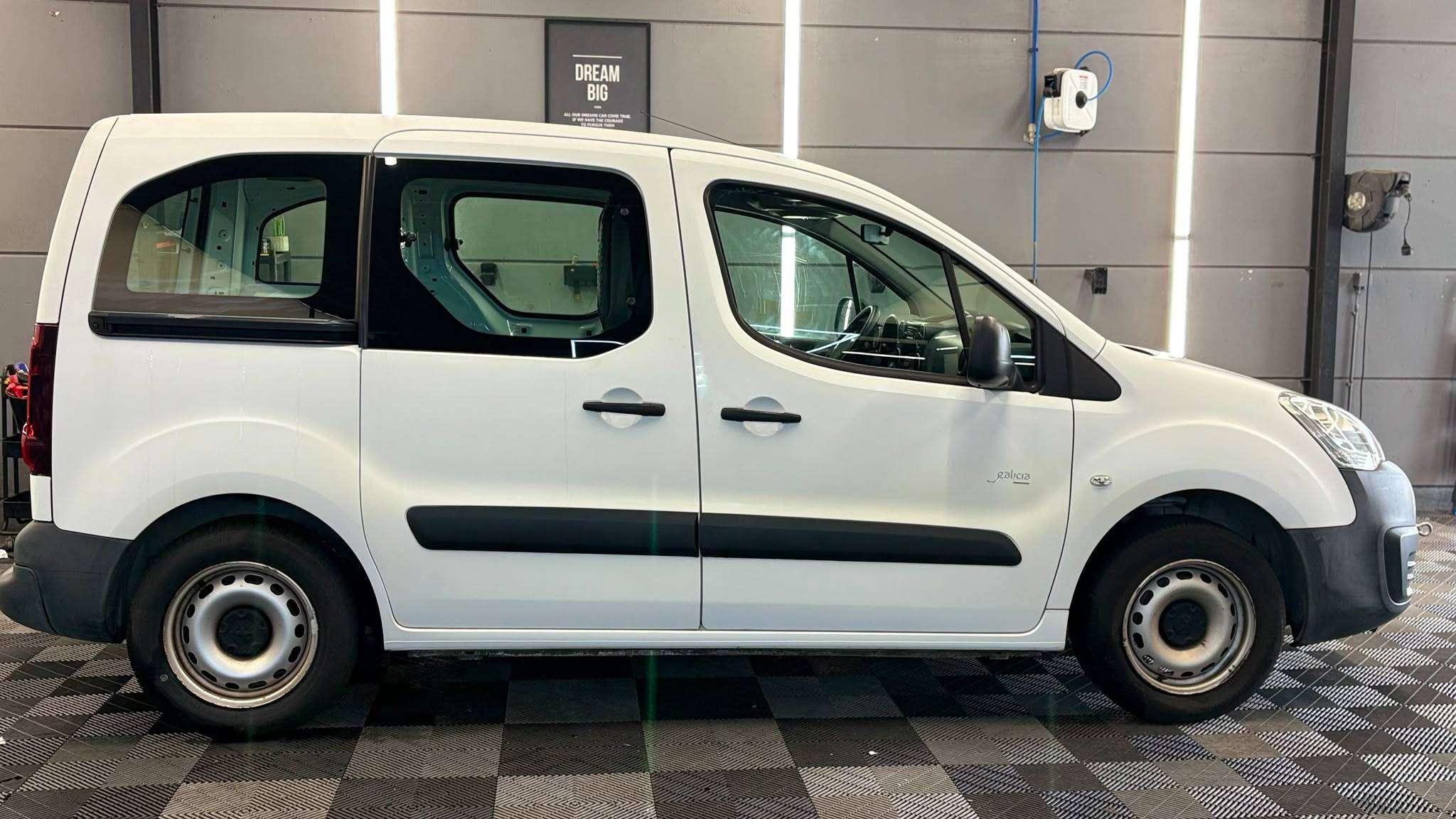 Peugeot Partner BENZINE bj2017 MANUEEL EUR6b