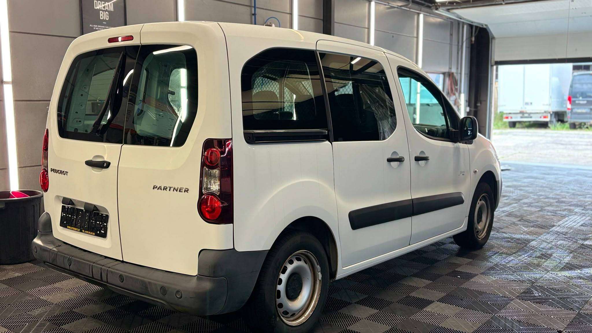 Peugeot Partner BENZINE bj2017 MANUEEL EUR6b