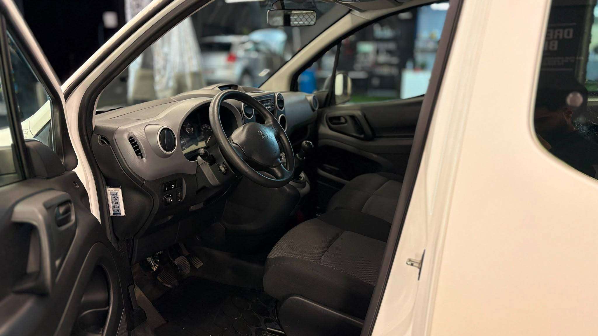 Peugeot Partner BENZINE bj2017 MANUEEL EUR6b