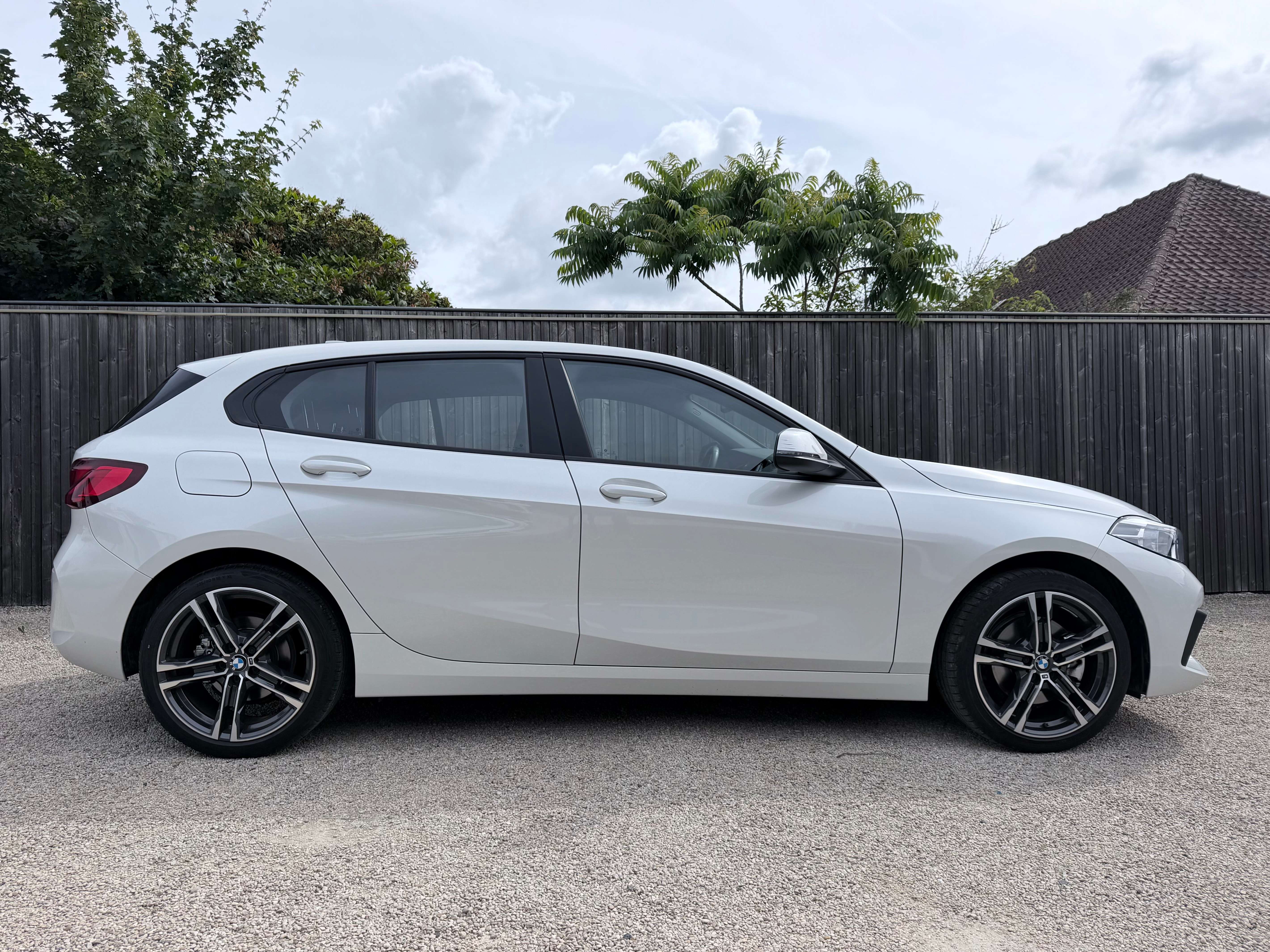 BMW 118 118i 18"M/CARPLAY/NAVI/SAFETY/CRUISE/ZETELVERW.
