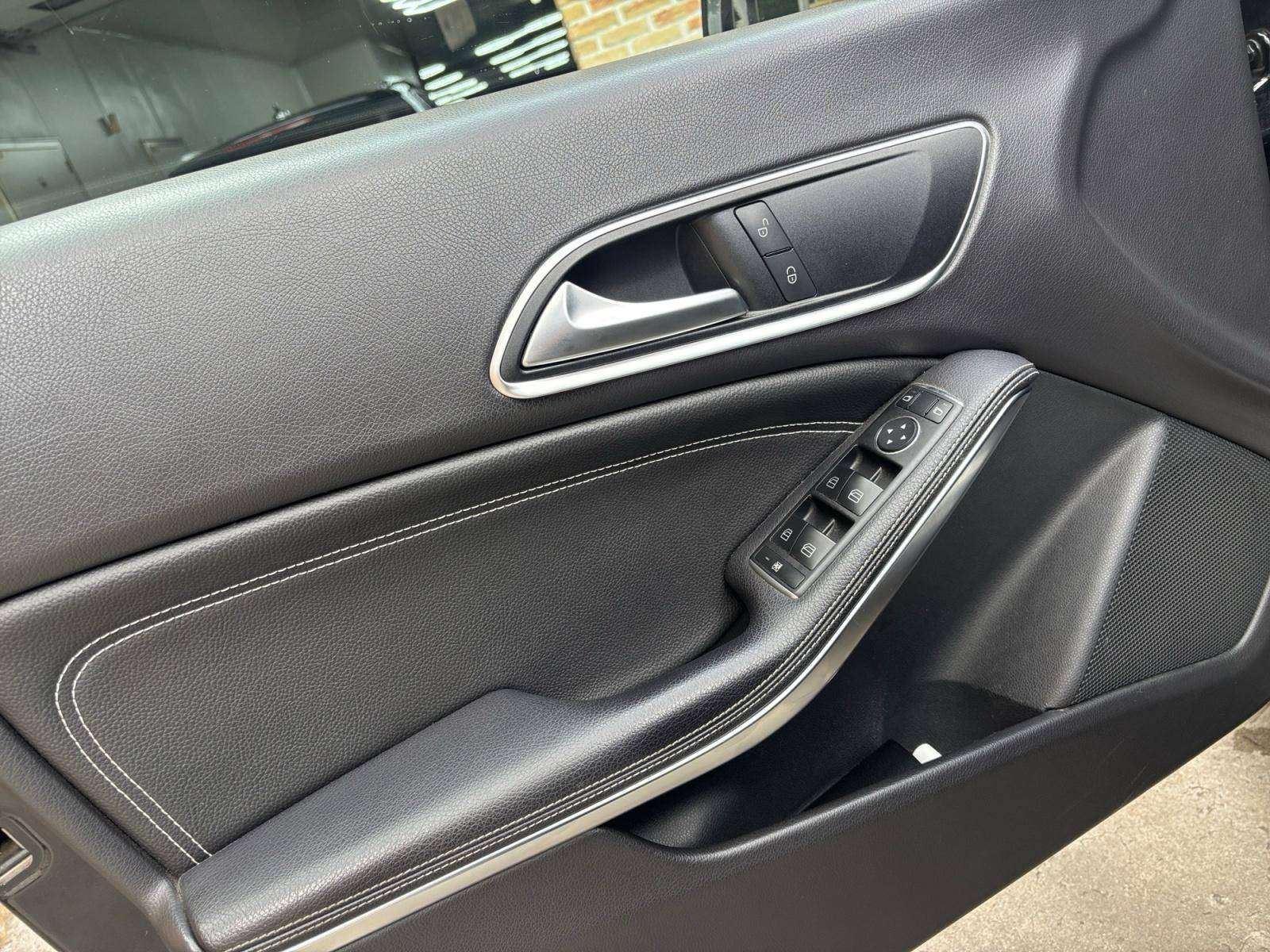 Mercedes-Benz CLA 180 CLA 180 d / Jantes AMG / éclairage d'ambiance / Coffre de toit Mercedes