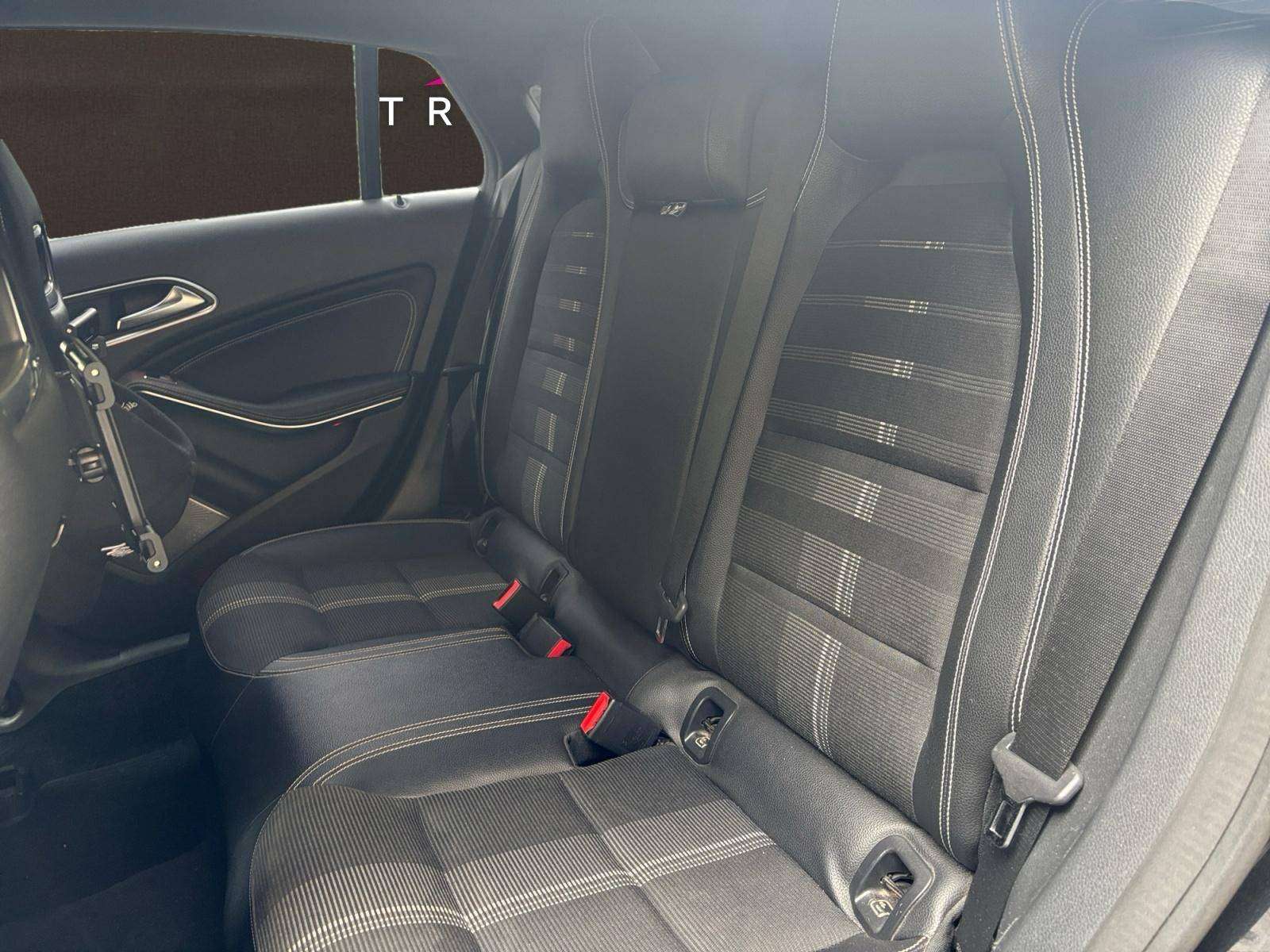 Mercedes-Benz CLA 180 CLA 180 d / Jantes AMG / éclairage d'ambiance / Coffre de toit Mercedes